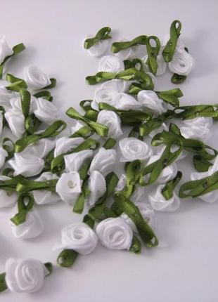 Троянда з листочками. колір білий. 15 мм2 фото
