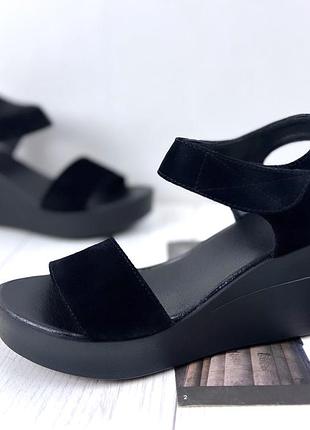 Босоніжки на танкетці замшеві чорні жіночі