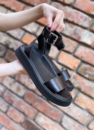 Чорні шкіряні босоніжки на прямій підошві багато кольорів