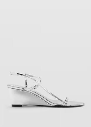 Металеві босоніжки на підборах mango