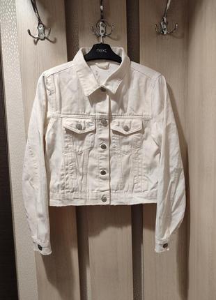 Белая джинсовая куртка размер s
