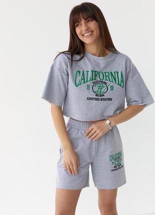 Костюм із шортами та футболкою прикрашений вишивкою california
