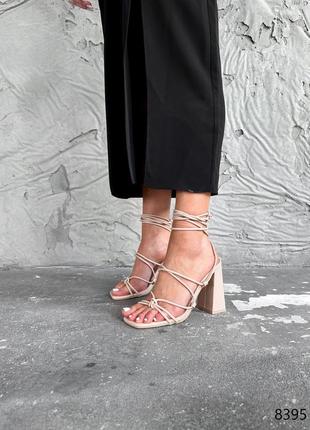 Босоножки на каблуке