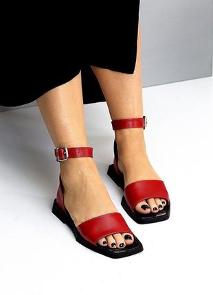 Шикарні яскраві червоні босоніжки, натуральна шкіра, відкритий квадратний носок на ремінці, закрита