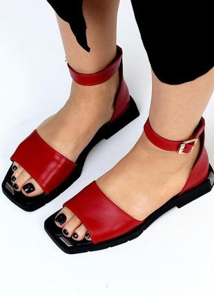 Новые женские босоножки в современном дизайне, красные кожаные. квадратный носок, низкая подошва  ,
