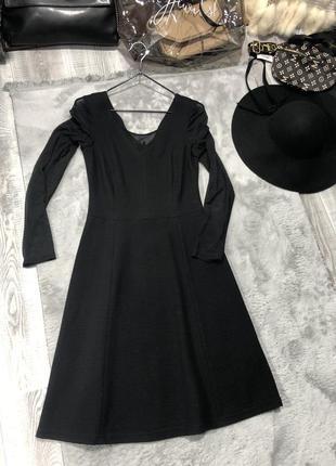 Шикарное черное платье с контрастными рукавами