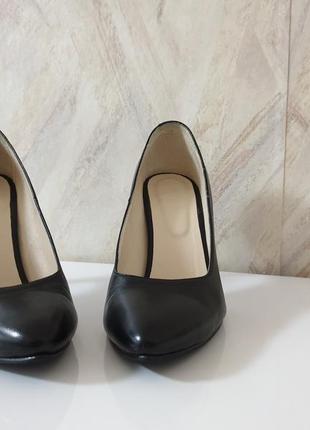 Продам жіночі туфлі, з натуральної шкіри. 
розмір: 39 (25 см)