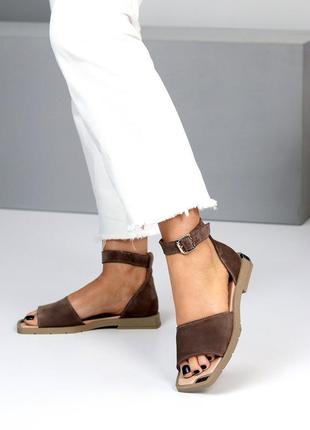 Дизайнерские женские босоножки, замшевые, цвет шоколад, коричневый, квадратный  носок, плоский каблу