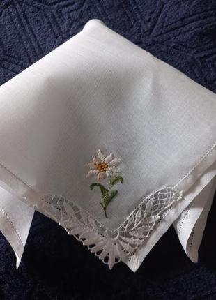Батистовый платочек с угловым кружевом и вышивкой