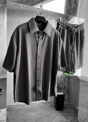 Темно сірий костюм сорочка шорти
