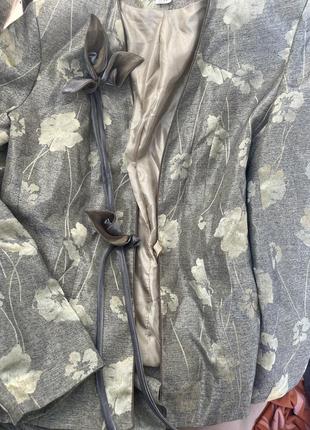Костюм пиджак юбка с цветами золотистый меди
