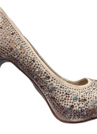 Прикрашені кристалами атласні туфлі на шпильці