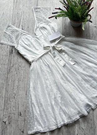 Білосніжна сукня