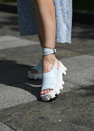 Кожаные босоножки на платформе. много цветов