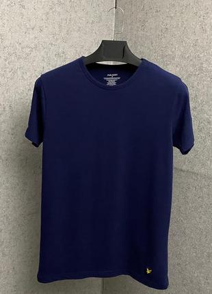 Синяя футболка от бренда lyle&scott