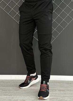 Мужские штаны черные с гербом демисезонные весенние осенние черного цвета с тризубом черный логотип