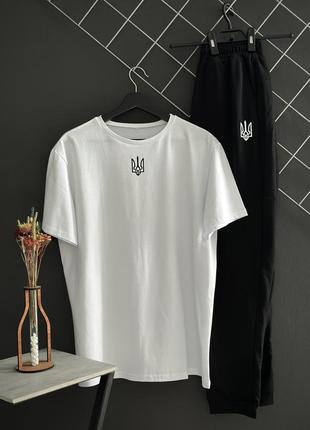 Мужской летний комплект с гербом черные штаны белая футболка герб трезубец