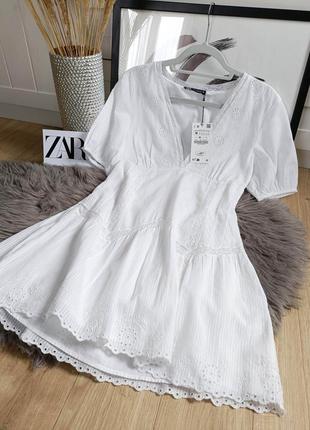 Короткое платье с прорезной вышивкой от zara, размер м