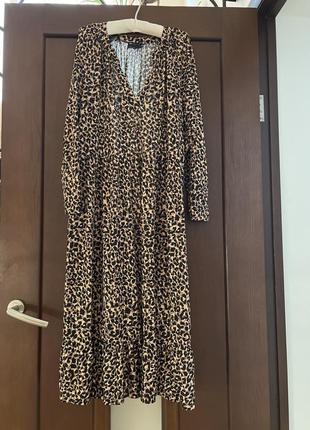 Стильна батальна ярусна сукня  максі в леопардовий принт