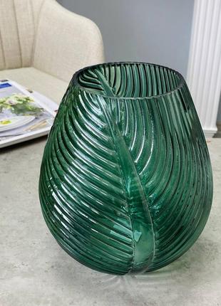 Стеклянная ваза декорирована лифе