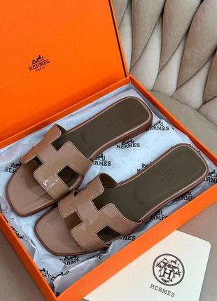 Шльопанці беж лакові в стилі hermes oran beig шкіра шльопки шлепки кожа лаковые