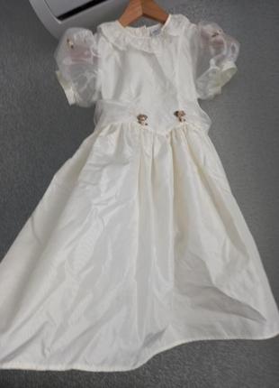 Праздничное нарядное платье молочного цвета