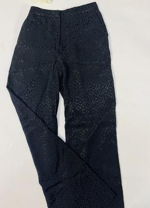 Стильные брючные брюки kappah. невероятно красивая, похожая на шелк, текстурированная ткань, не тонкая, не мнется.