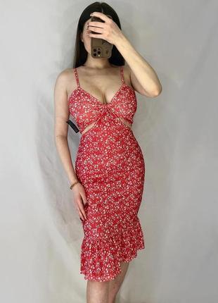 Яркое красное платье миди по фигуре с цветочным принтом xs s