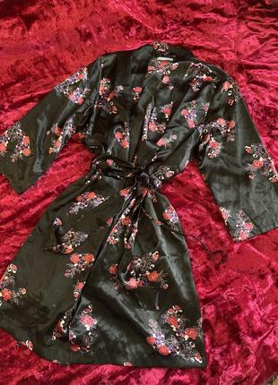 Атласний чорний халат в квітковий принт короткий