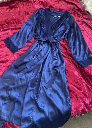 Длинный атласный халат синий с кружевом женский для дома