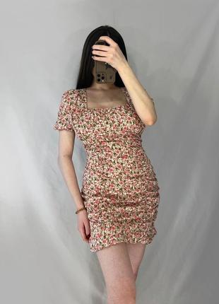 Шикарное платье в цветочный принт короткая м