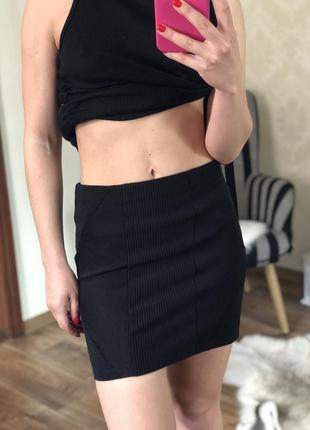 Короткая черная юбка