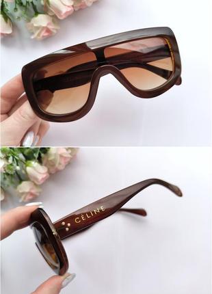 Сонцезахисні окуляри в коричневому кольорі