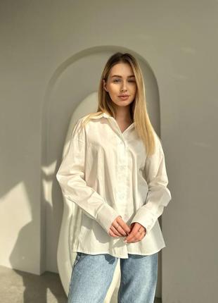 Базовая oversize рубашка из коттона - ее можно легко вписать как в деловой так и повседневный или праздничный образ 🌷