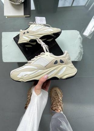 Yeezy 700 analog