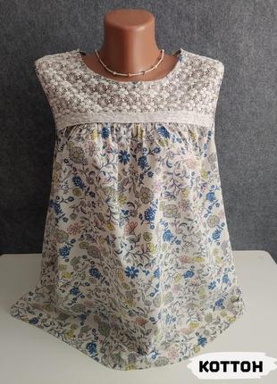 Коттонова блуза з верхом із плетеного мережива кремового кольору з ніжним квітковим принтом 52-54 розміру
