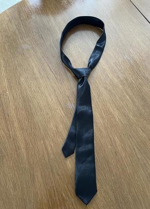 Тренд сезона- черный тонкий галстук