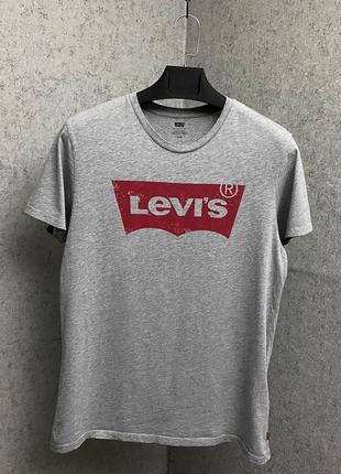 Сіра футболка від бренда levi's