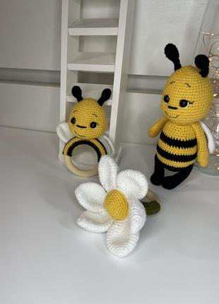 Набір бджілки , комплект подарунковий на виписку ,амігурумі, в'язана бджілка , брязкальце,іграшка для малюка, hand made ,гризунок, прорізувач квітка