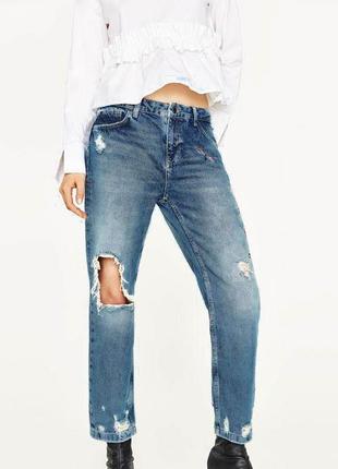 Стильные джинсы zara с модными рваностями и трендовой animal вышивкой на одной штанине