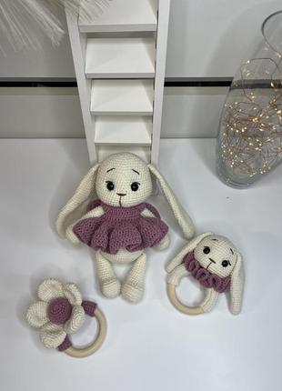 Набір для дівчинки «зайка», комплект подарунковий на виписку ,амігурумі, в'язаний зайчик , брязкальце,іграшка для малюка, hand made