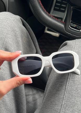 Білі сонцезахисні окуляри типу прада