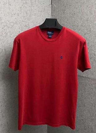 Красная футболка от бренда polo ralph lauren