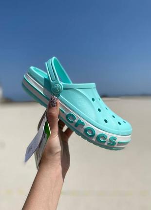 Женские шлепанцы crocs turquoise logo <unk> smb