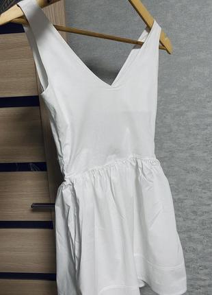 Коротка біла сукня
