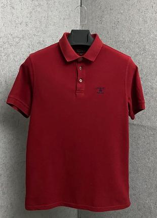 Красная футболка поло от бренда barbour