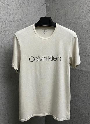 Серая футболка от бренда calvin klein