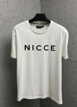 Белая футболка от бренда nicce london