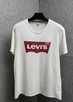 Белая футболка от бренда levi’s
