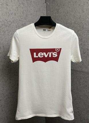Белая футболка от бренда levis